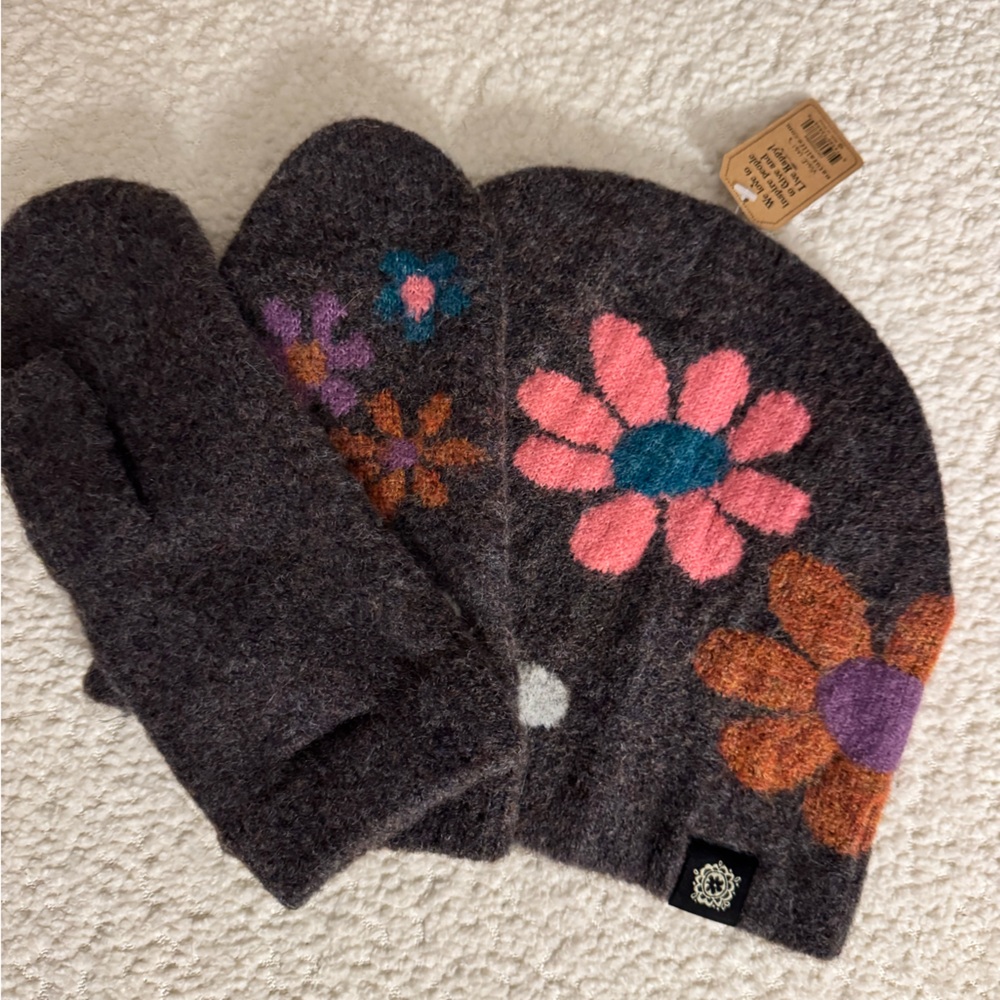 NATURAL LIFE - NWT beanie and mittens matching set